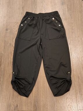 EMERY ROSE Black Button Detail Roll-Up Capri Pants - Large - NWT